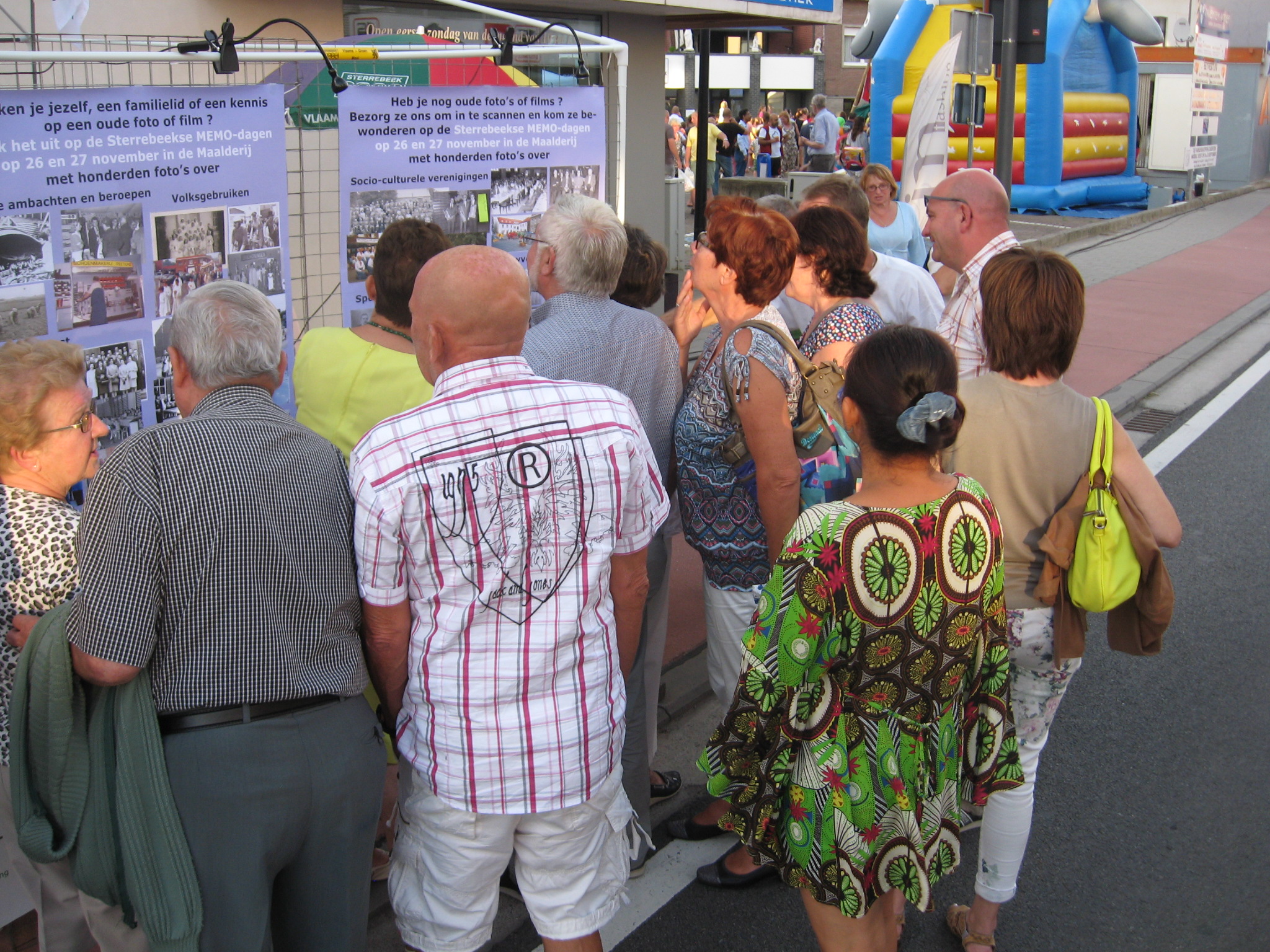 Infostand op de Sterrebeekse avondmarkt: een voorsmaakje van de tentoonstelling RETRO STERREBEEK